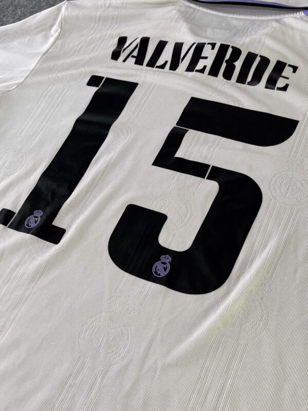 Real Madrid Local 22-23 Fede Valverde #15 Versión Jugador - Image 15